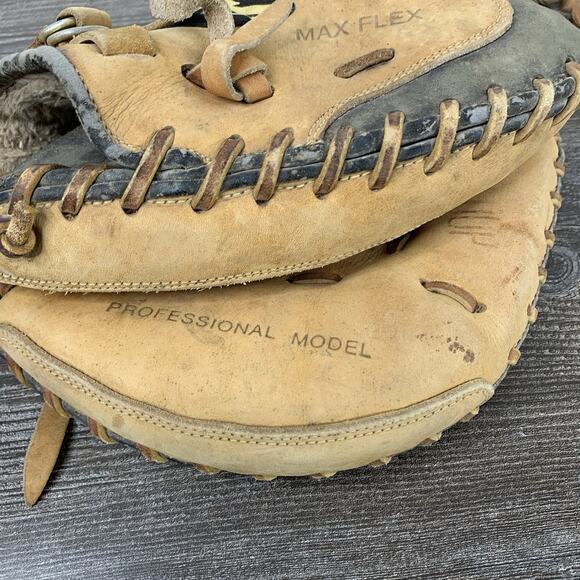 Mizuno MFR C022 Max Flex Professional Model Pro Scoop RHT Catcher's Glove Mitt - Picture 2 of 9